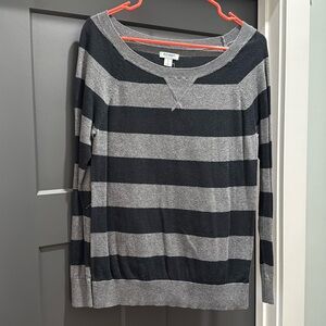 Women’s light weight sweater by Old Navy size medium. Great condition!
